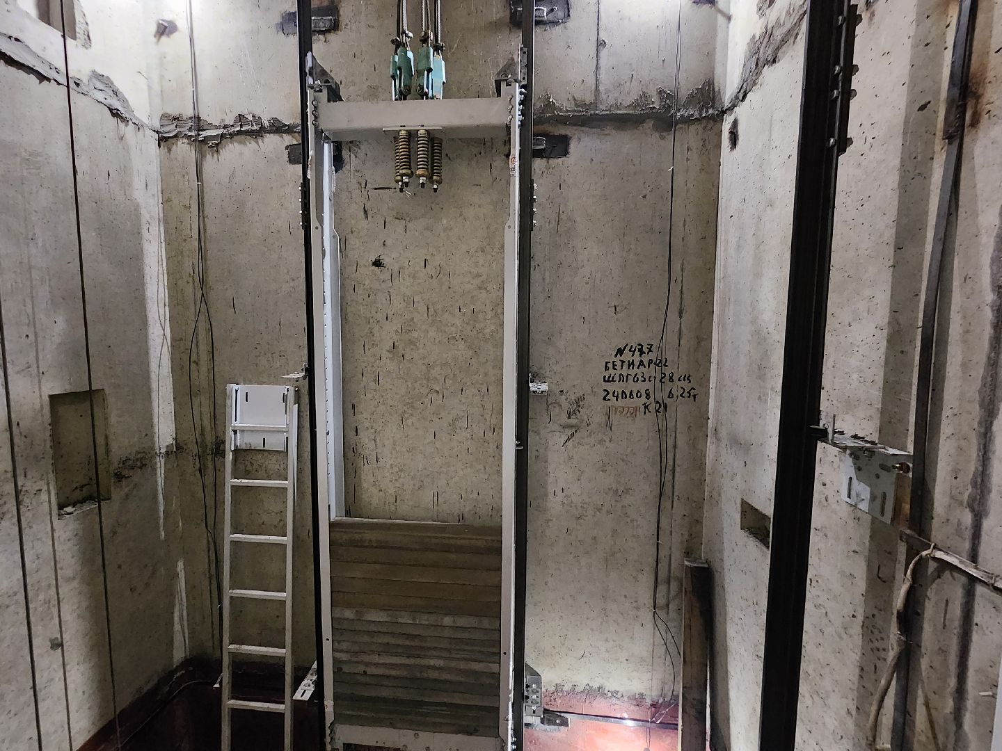 Чехов, улица Земская, жилой дом, замена грузового лифта, капитальный ремонт лифта, новое лифтовое оборудование, плавность хода и торможения, двойная система защиты, энергоэффективность, экономия электроэнергии, региональная программа Московской области,