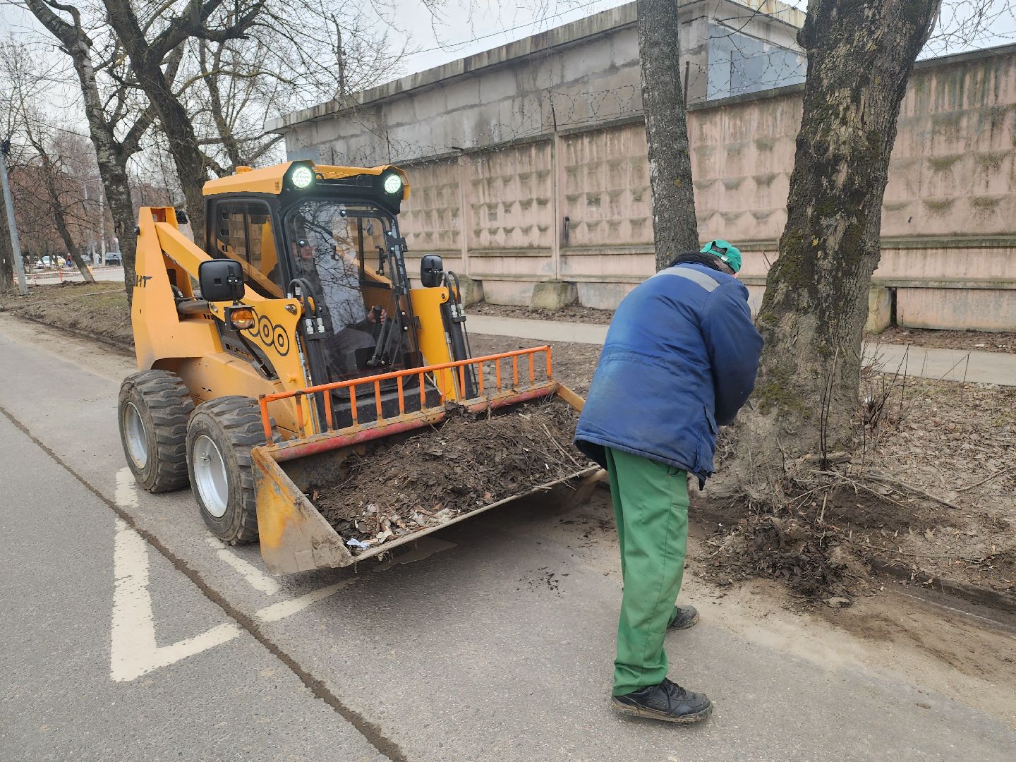долгопрудный, мбу благоустройство, уборка дорог, смет мусора, погрузчик,