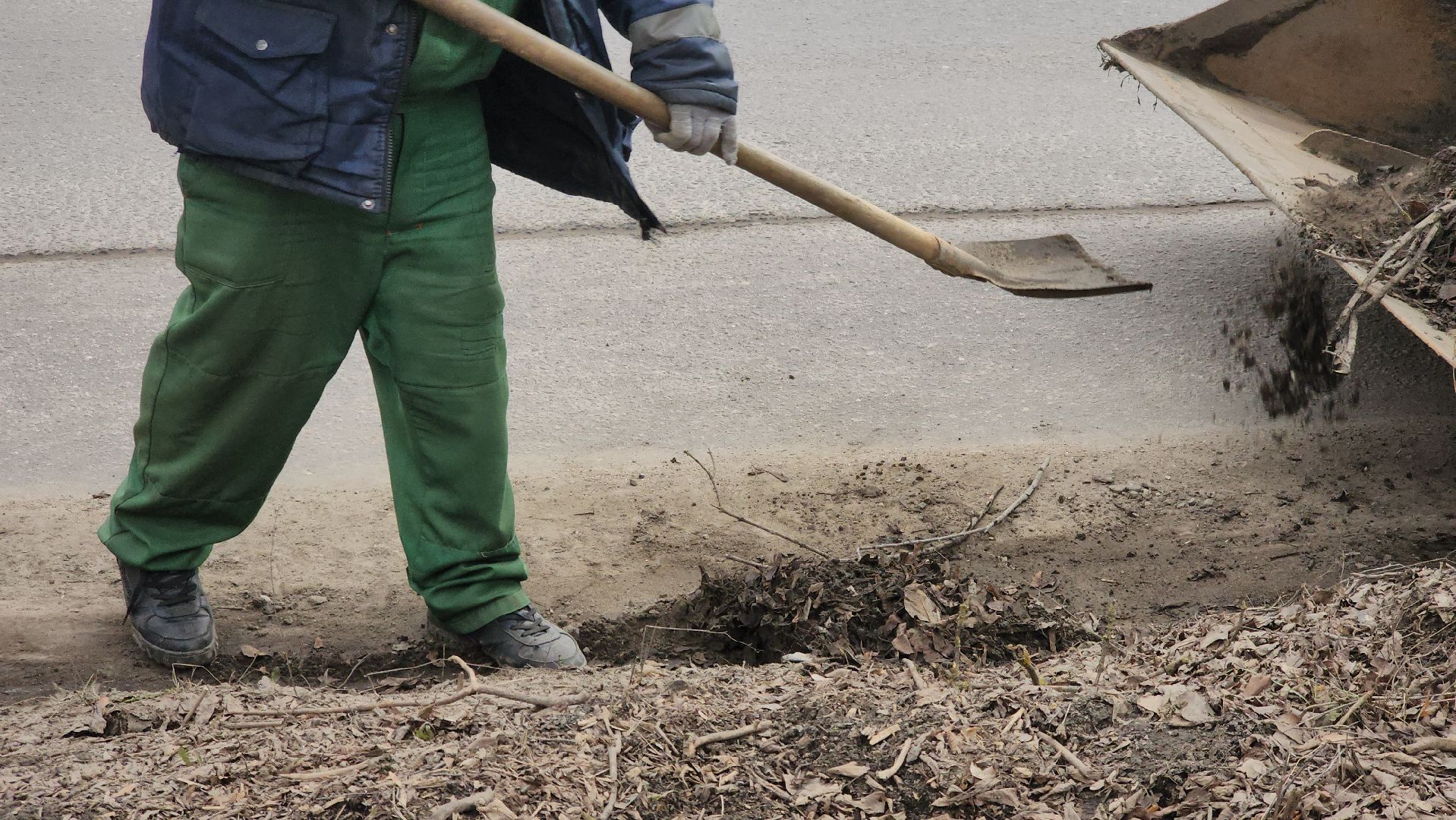 долгопрудный, мбу благоустройство, уборка дорог, смет мусора, погрузчик,