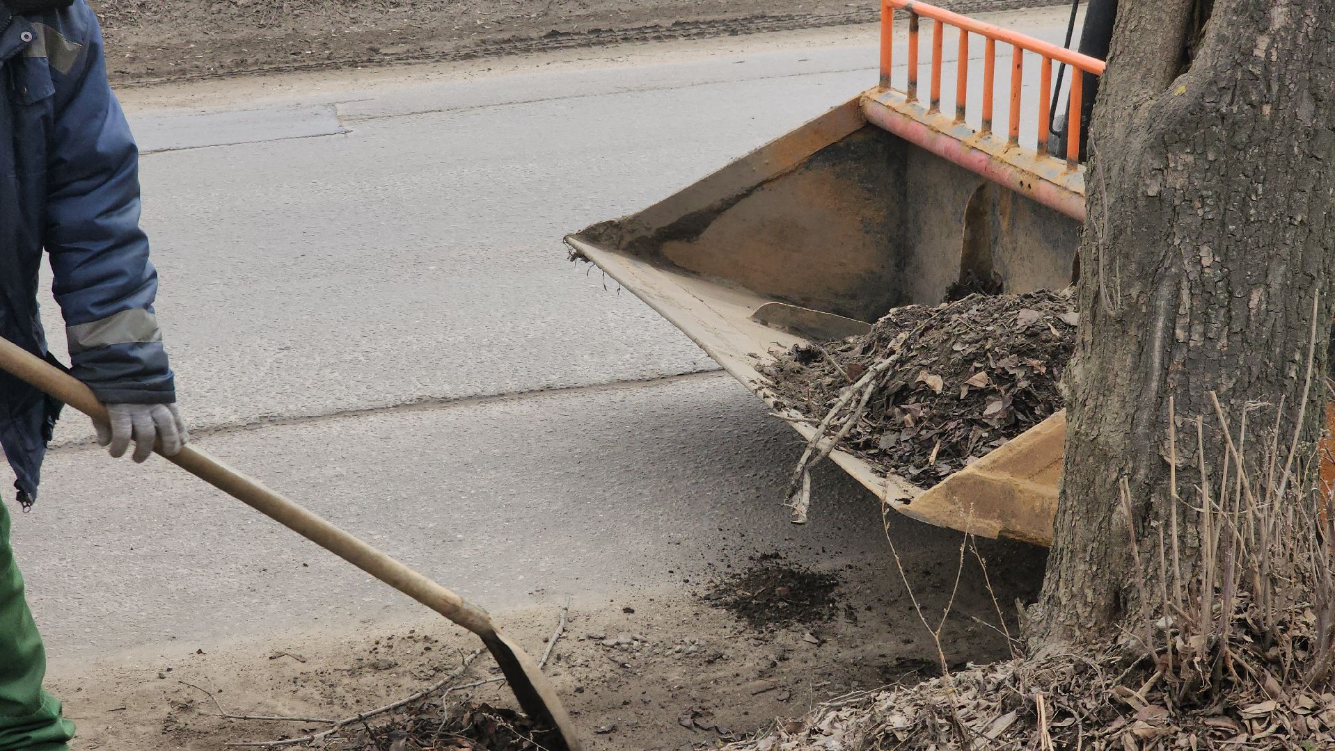 долгопрудный, мбу благоустройство, уборка дорог, смет мусора, погрузчик,