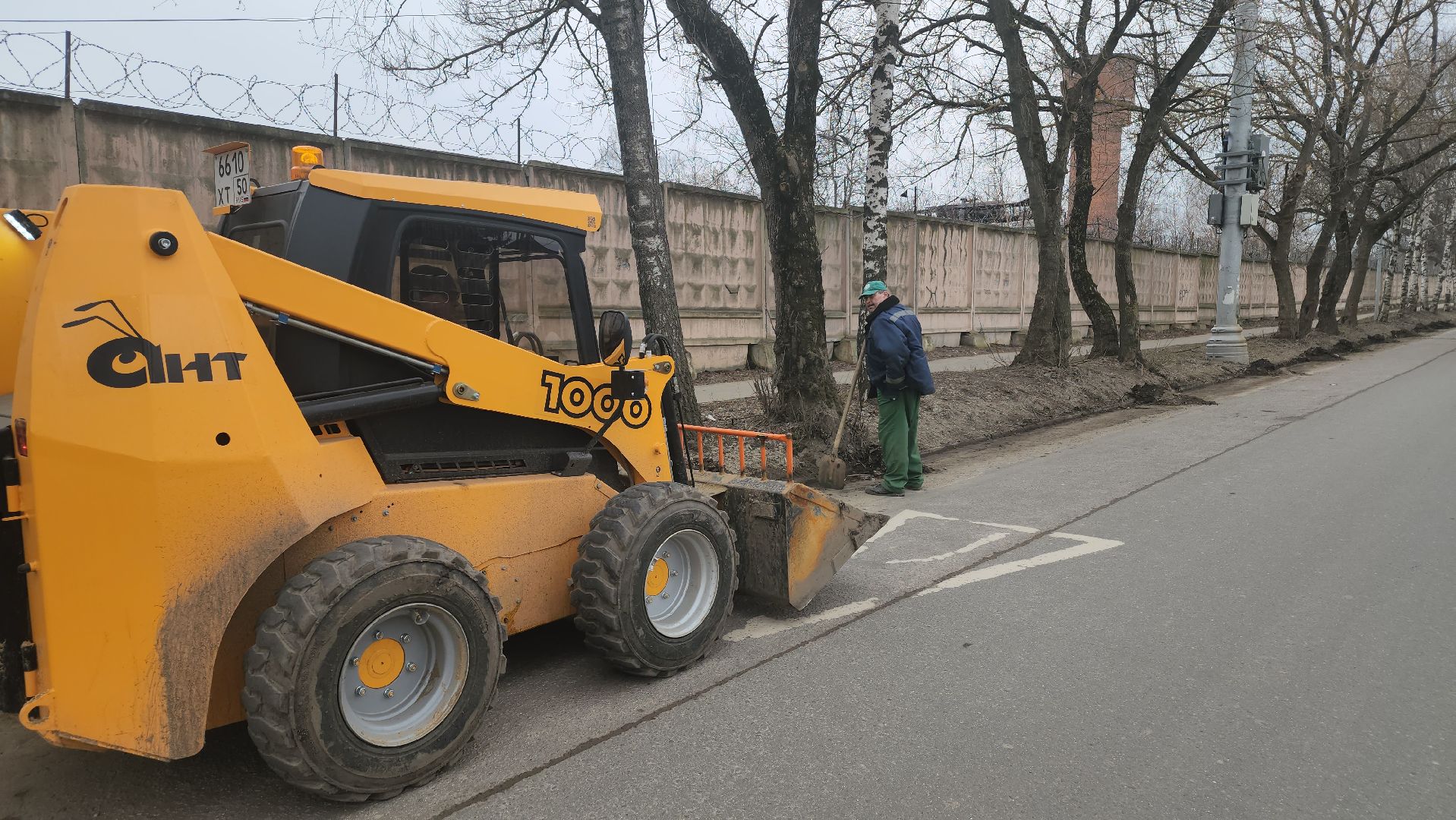 долгопрудный, мбу благоустройство, уборка дорог, смет мусора, погрузчик,