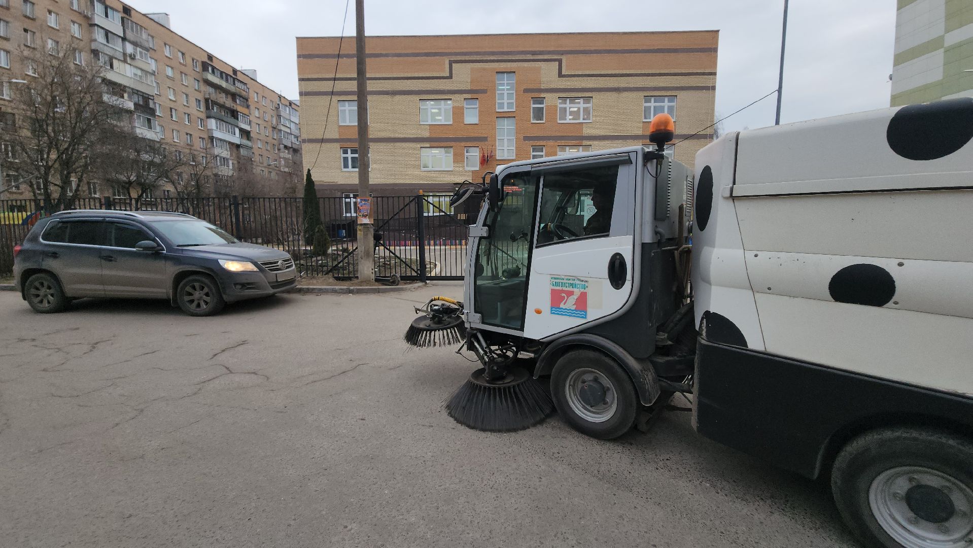 долгопрудный, мбу благоустройство, Подметально-уборочная машина,поливочная машина,