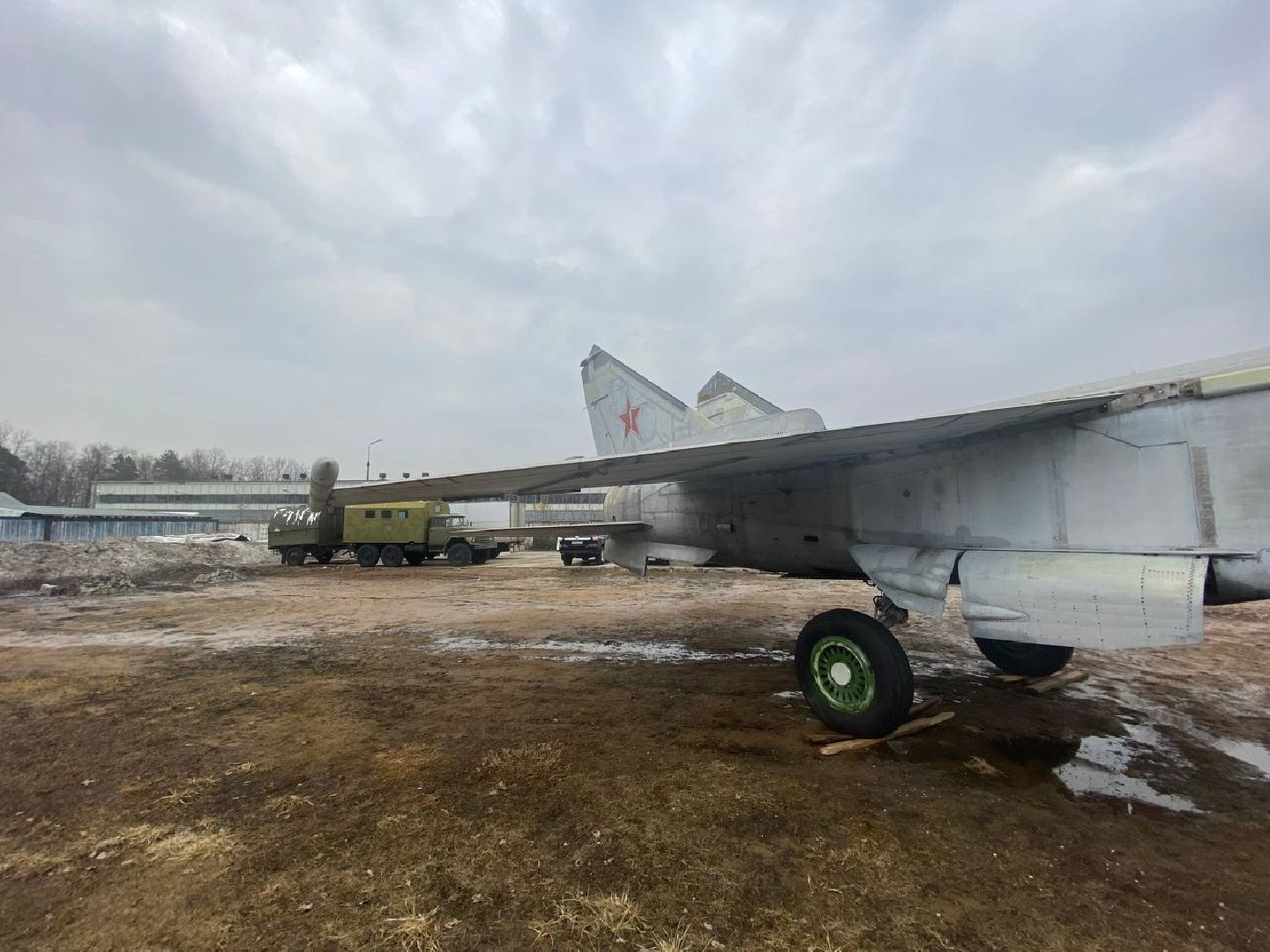 музей техники Вадима Задорожного, самолет, МИГ-25 БМ, военный самолет, новый экспонат в музее техники Задорожного,