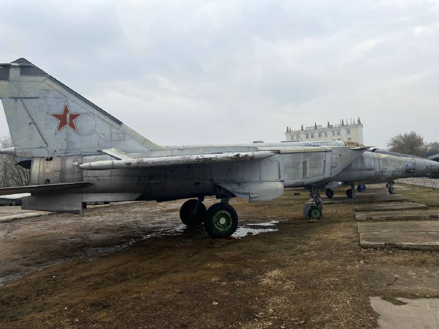 музей техники Вадима Задорожного, самолет, МИГ-25 БМ, военный самолет, новый экспонат в музее техники Задорожного,