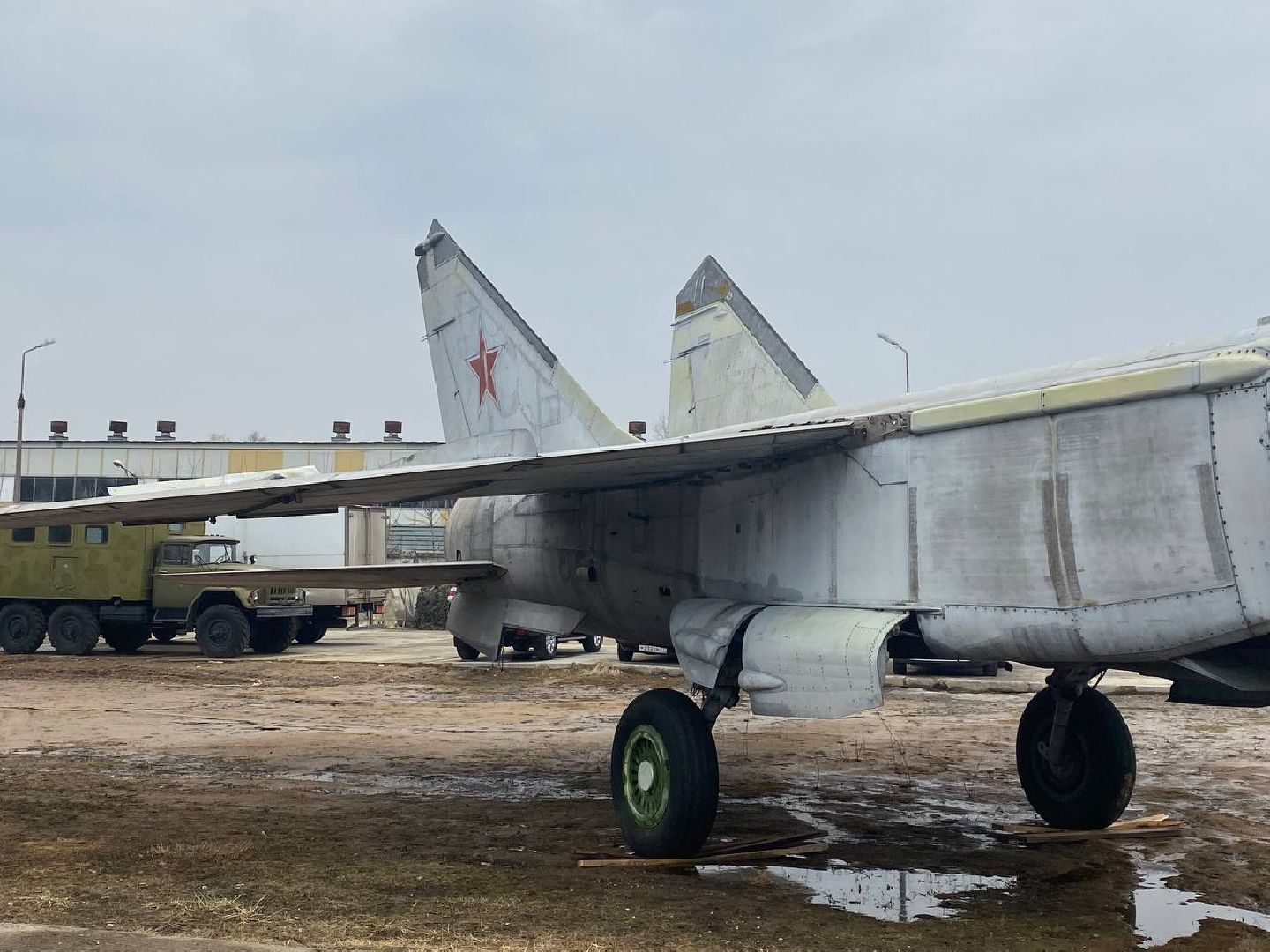 музей техники Вадима Задорожного, самолет, МИГ-25 БМ, военный самолет, новый экспонат в музее техники Задорожного,