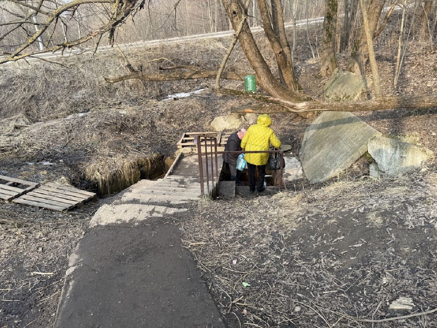 родник, павлино, чистая вода, грязная вода, люди,