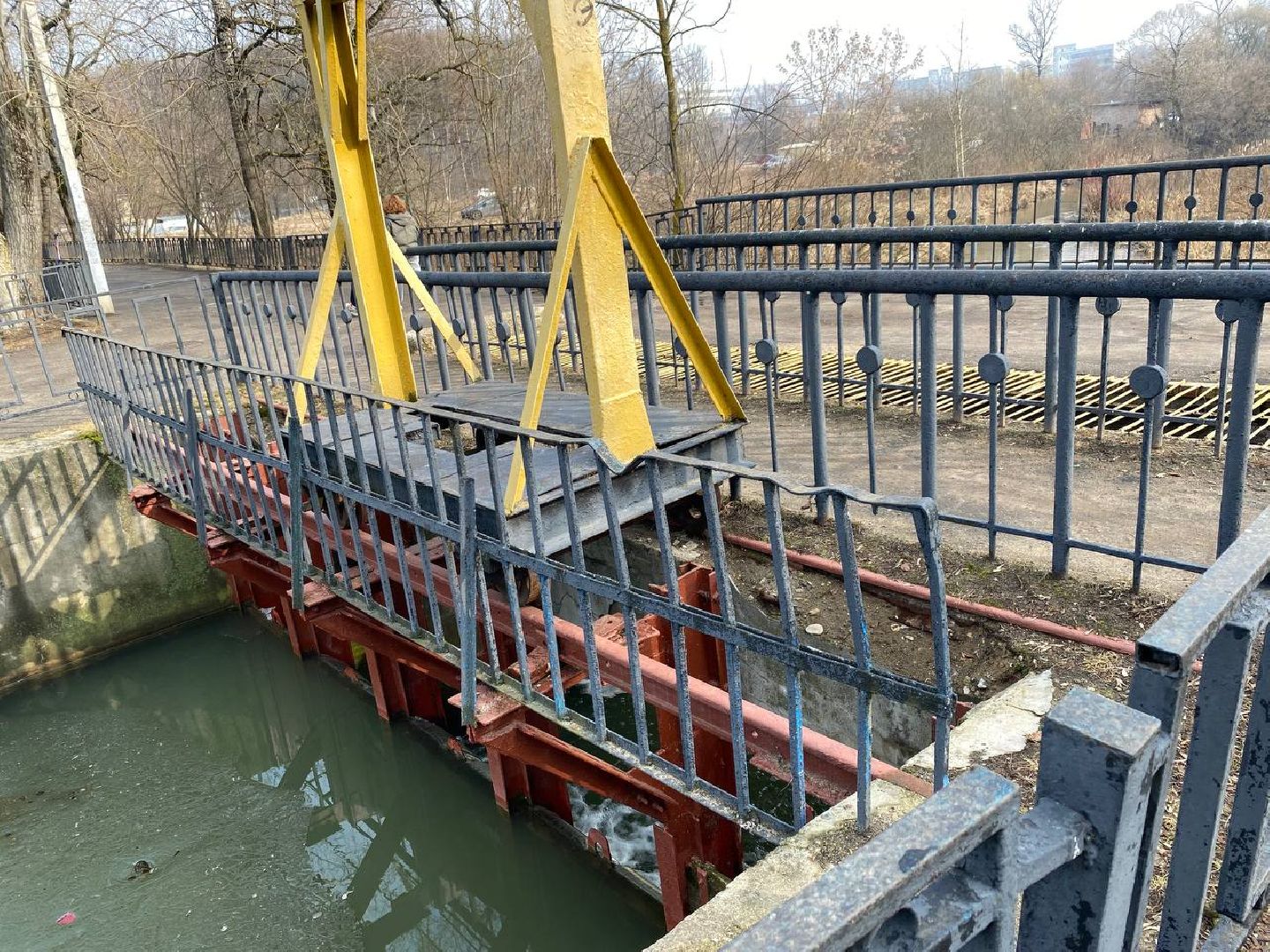 весенний паводок, плотины в Красногорске, плотина на реке Синичка, плотина на реке Банька, Гидроузлы, проверка гидроузлов,