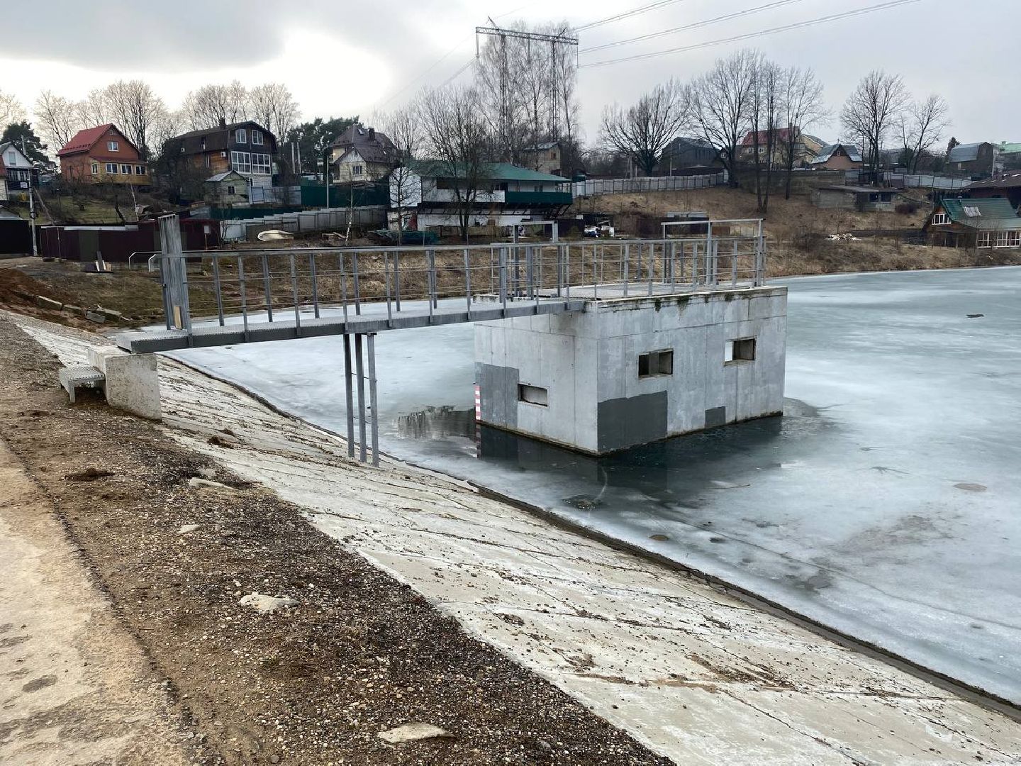 весенний паводок, плотины в Красногорске, плотина на реке Синичка, плотина на реке Банька, Гидроузлы, проверка гидроузлов,