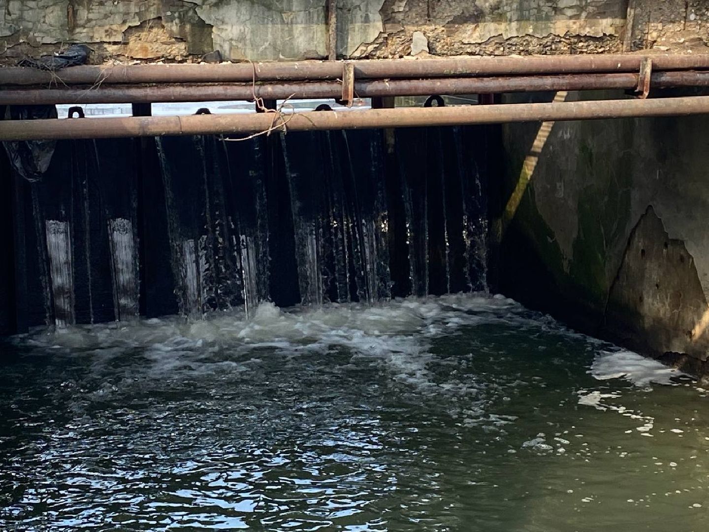 весенний паводок, плотины в Красногорске, плотина на реке Синичка, плотина на реке Банька, Гидроузлы, проверка гидроузлов,