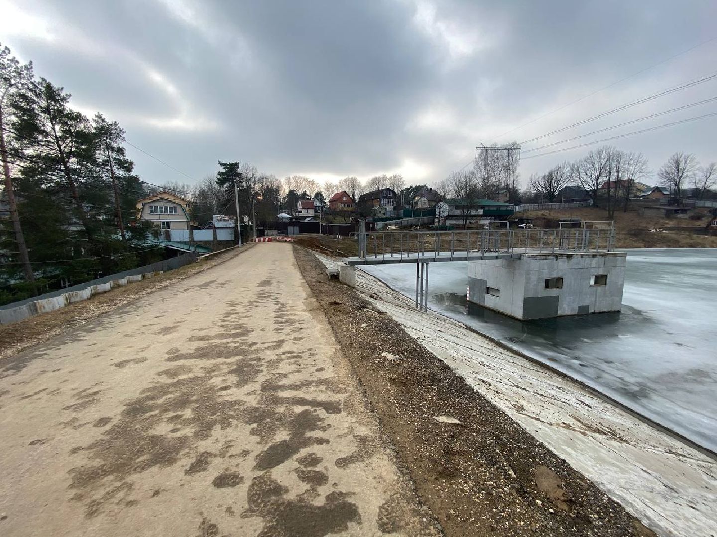 весенний паводок, плотины в Красногорске, плотина на реке Синичка, плотина на реке Банька, Гидроузлы, проверка гидроузлов,