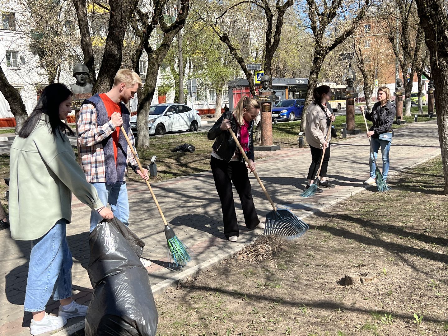Химки, Аллея земляков-Героев, субботник, уборка