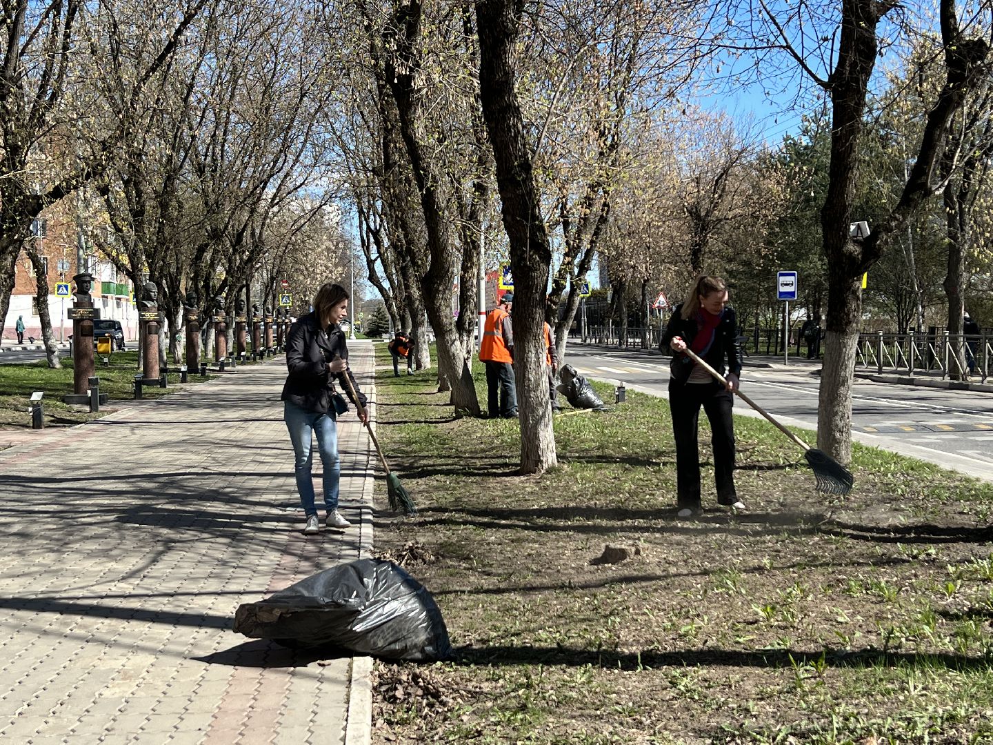 Химки, Аллея земляков-Героев, субботник, уборка
