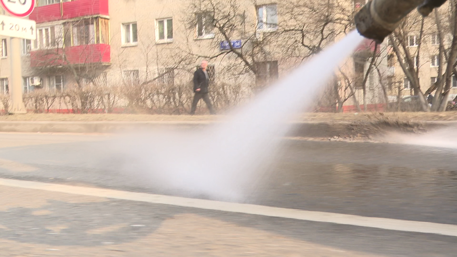 реутов, уборка города, полив дорог, полив деревьев,