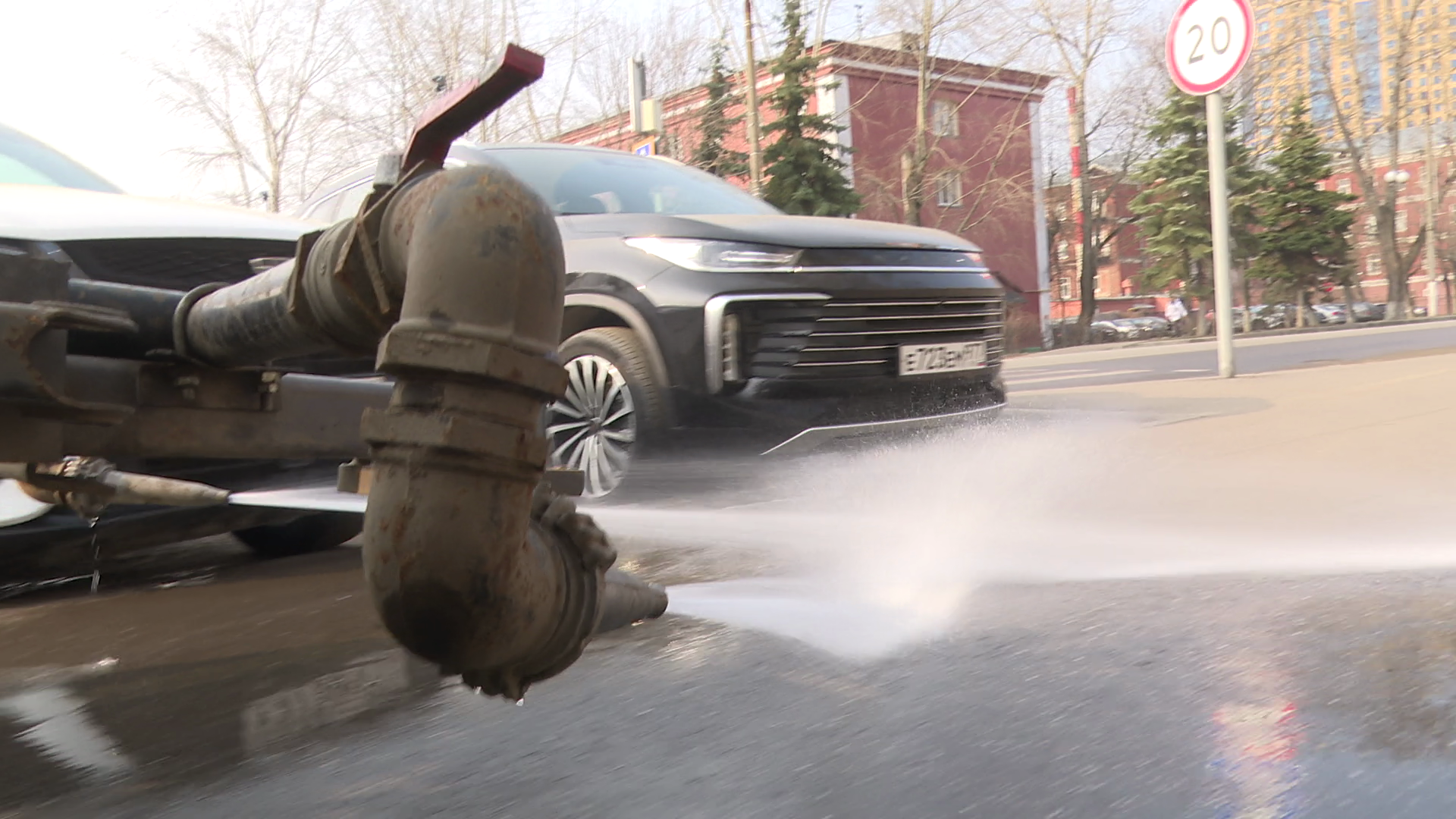 реутов, уборка города, полив дорог, полив деревьев,