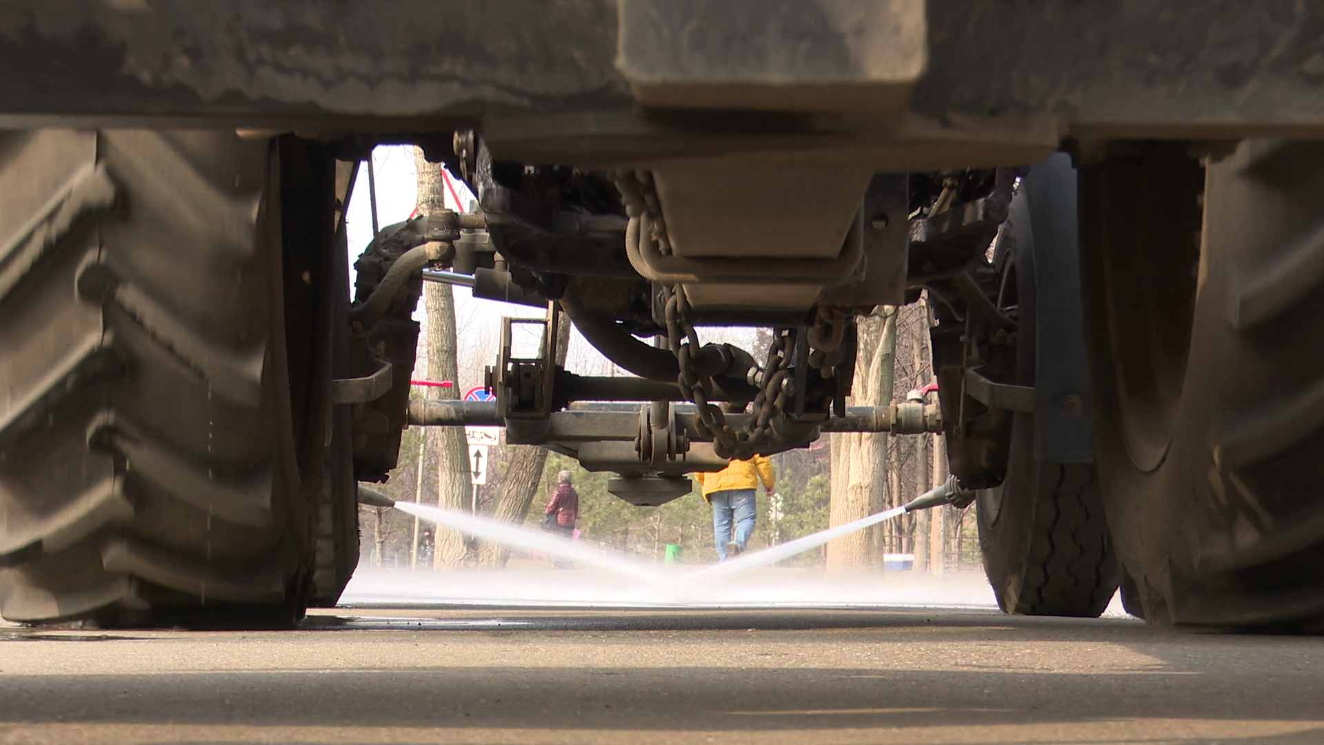 реутов, уборка города, полив дорог, полив деревьев,