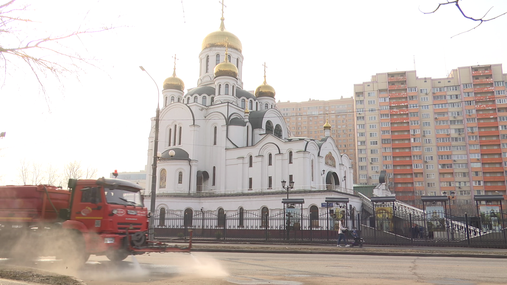 реутов, уборка города, полив дорог, полив деревьев,