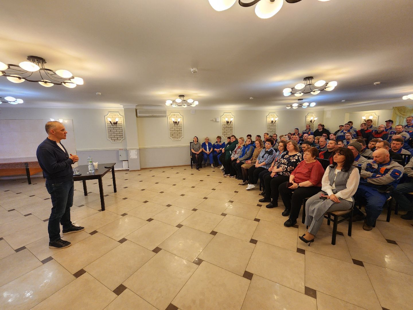 Чехов, деревня Люторецкое, завод Электрощит, депутат Госдумы РФ, Александр Коган, встреча с сотрудниками предприятия, отчет за 2024 год, результаты, достижения, Единая Россия,