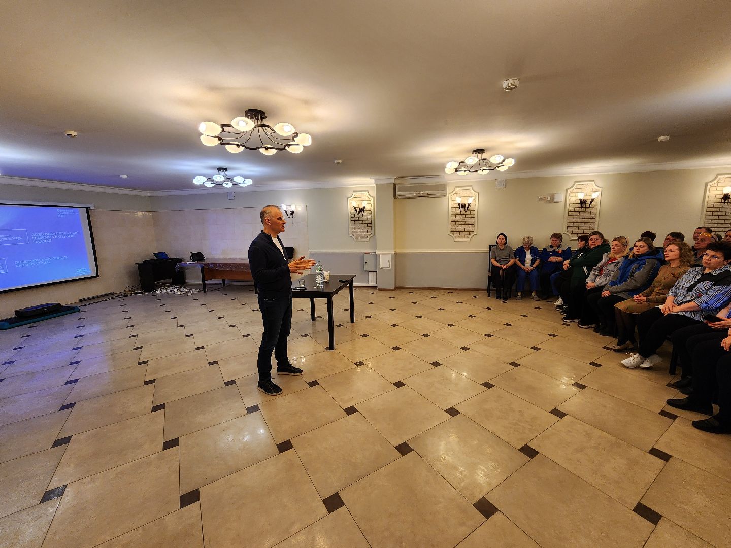 Чехов, деревня Люторецкое, завод Электрощит, депутат Госдумы РФ, Александр Коган, встреча с сотрудниками предприятия, отчет за 2024 год, результаты, достижения, Единая Россия,