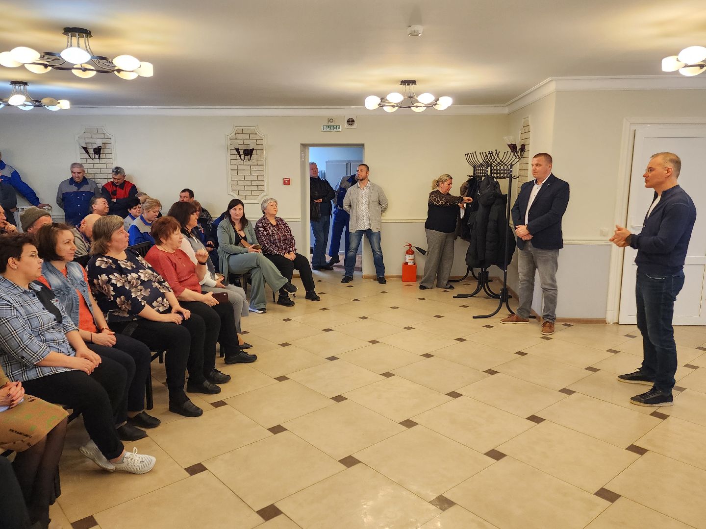 Чехов, деревня Люторецкое, завод Электрощит, депутат Госдумы РФ, Александр Коган, встреча с сотрудниками предприятия, отчет за 2024 год, результаты, достижения, Единая Россия,