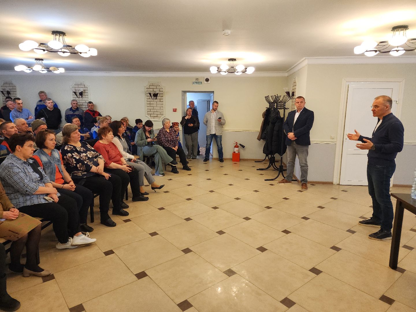 Чехов, деревня Люторецкое, завод Электрощит, депутат Госдумы РФ, Александр Коган, встреча с сотрудниками предприятия, отчет за 2024 год, результаты, достижения, Единая Россия,