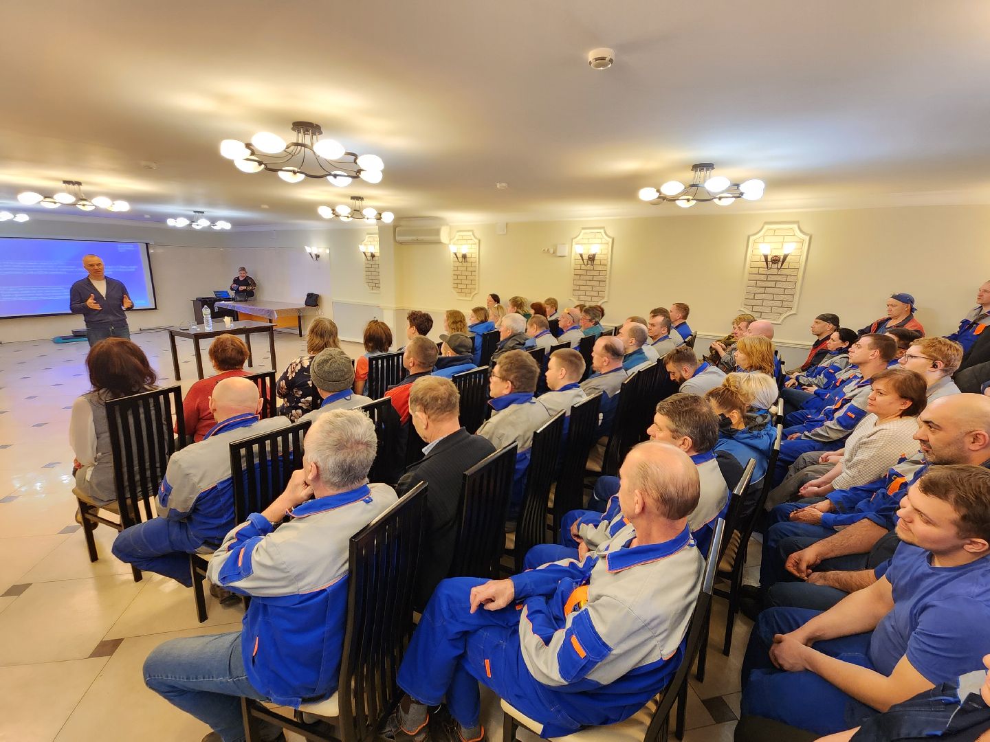 Чехов, деревня Люторецкое, завод Электрощит, депутат Госдумы РФ, Александр Коган, встреча с сотрудниками предприятия, отчет за 2024 год, результаты, достижения, Единая Россия,