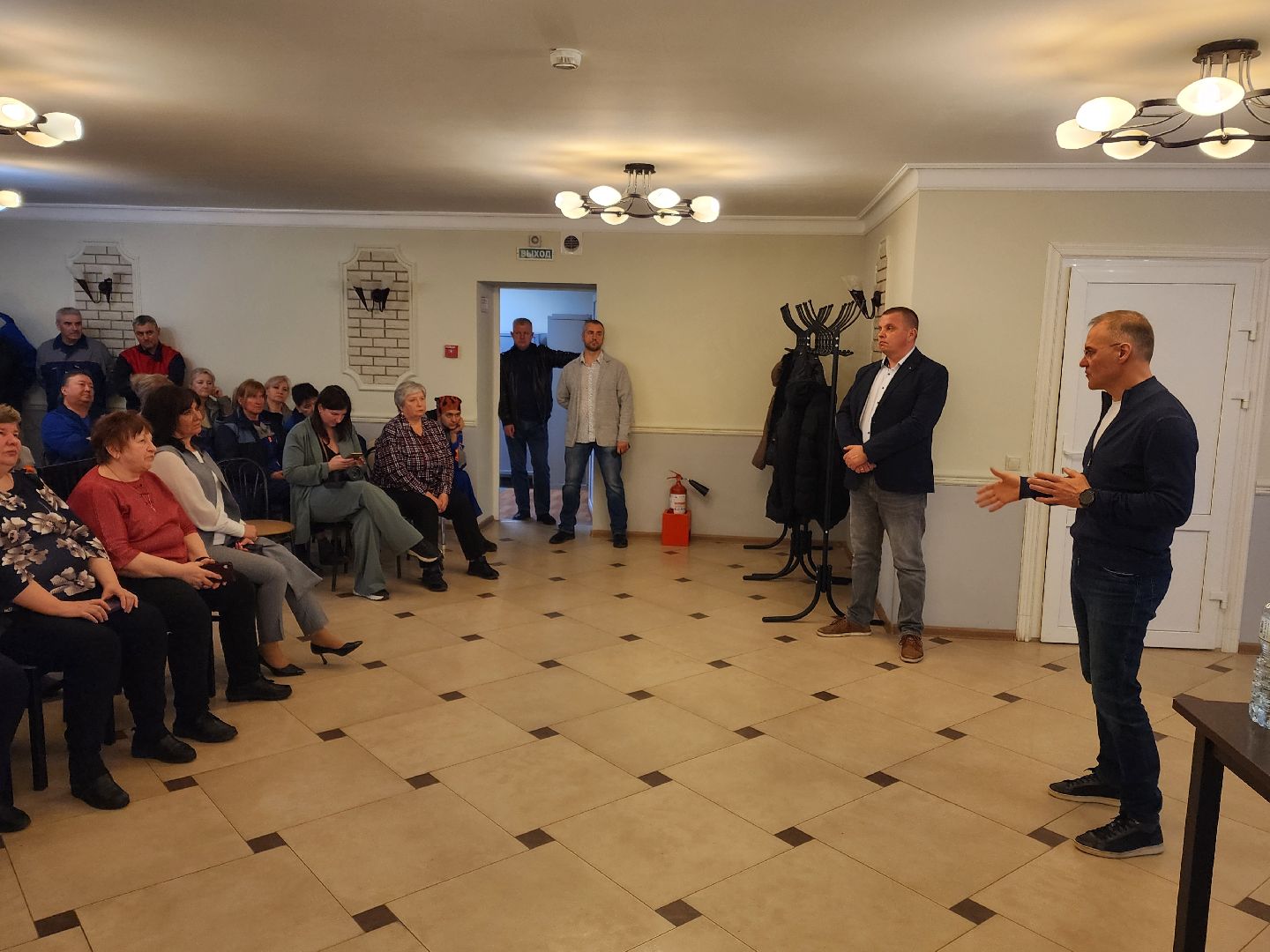 Чехов, деревня Люторецкое, завод Электрощит, депутат Госдумы РФ, Александр Коган, встреча с сотрудниками предприятия, отчет за 2024 год, результаты, достижения, Единая Россия,