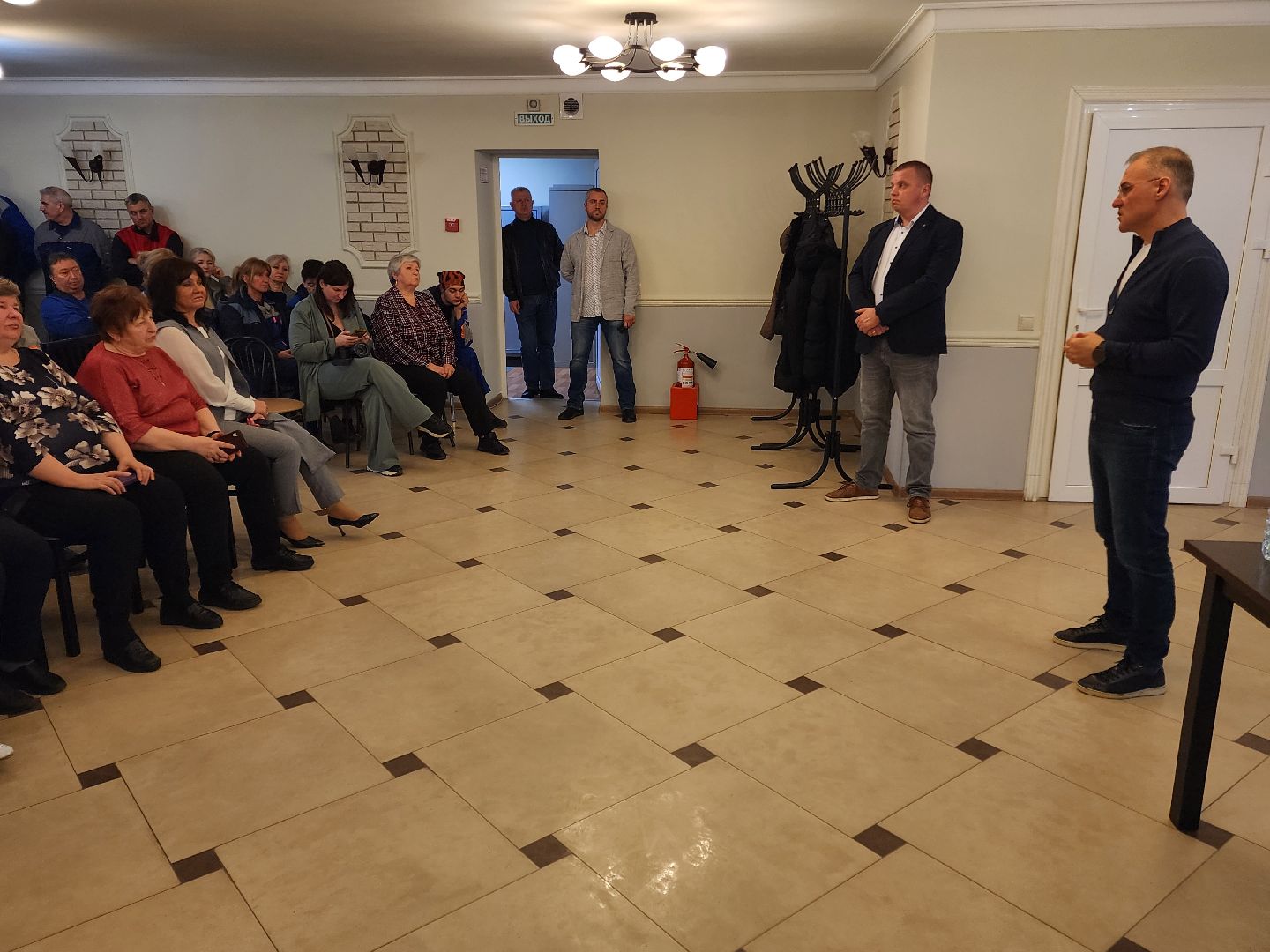 Чехов, деревня Люторецкое, завод Электрощит, депутат Госдумы РФ, Александр Коган, встреча с сотрудниками предприятия, отчет за 2024 год, результаты, достижения, Единая Россия,