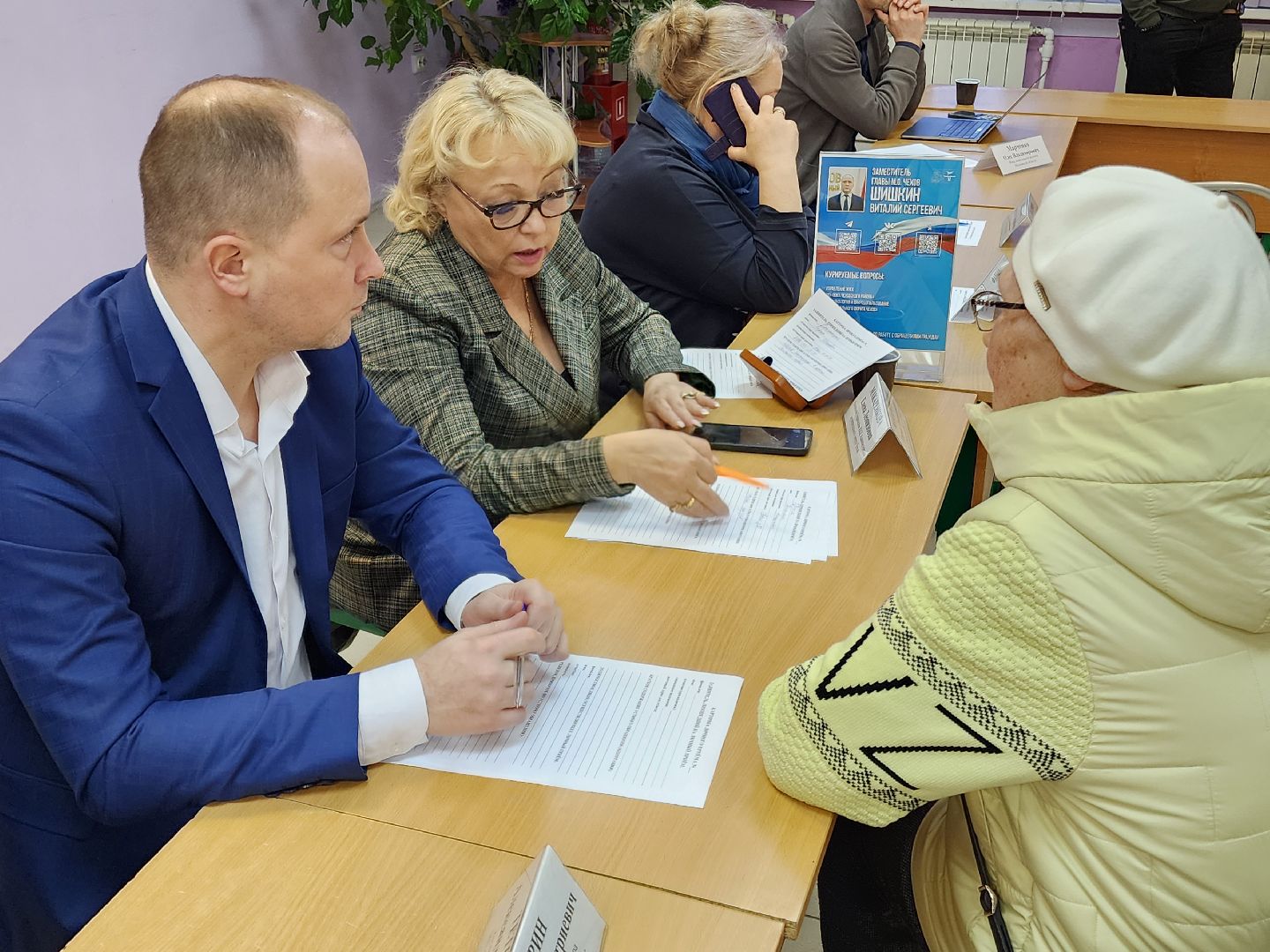 Чехов, село Новый Быт, выездная администрация, встреча с жителями, обращения граждан, улица Новая, содержание многоквартирных домов, уборка в подъездах, текущий ремонт,