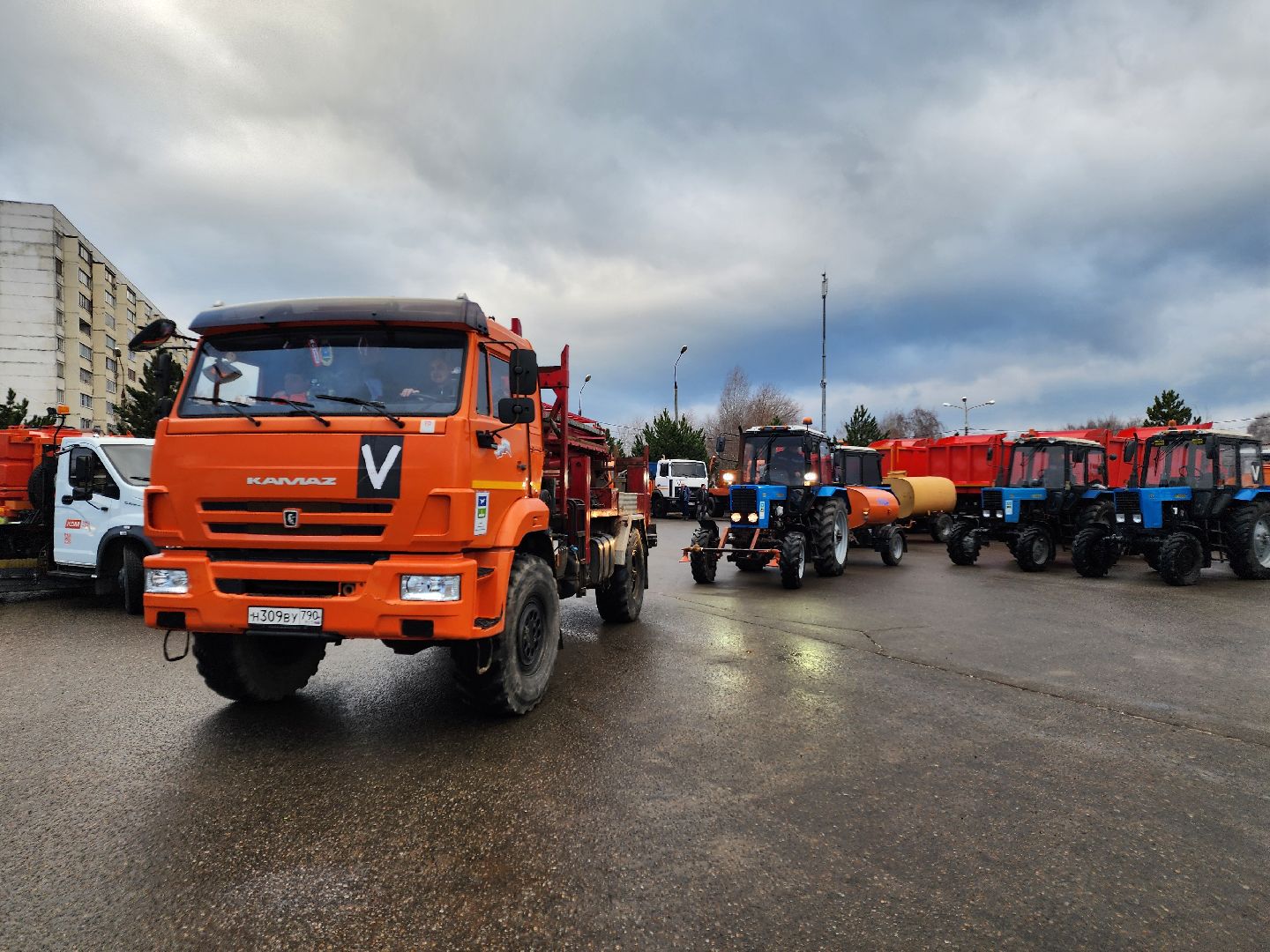Чехов, уборочная техника, инвентарь, средства малой механизации, дворники, смотр, проверка, подготовка к весенне-летнему сезону, мбу чеховское благоустройство, глава округа михаил собакин,
