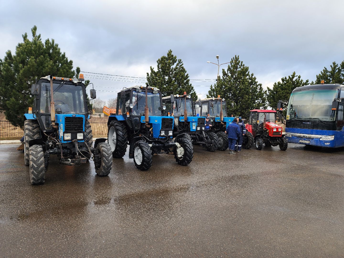 Чехов, уборочная техника, инвентарь, средства малой механизации, дворники, смотр, проверка, подготовка к весенне-летнему сезону, мбу чеховское благоустройство, глава округа михаил собакин,