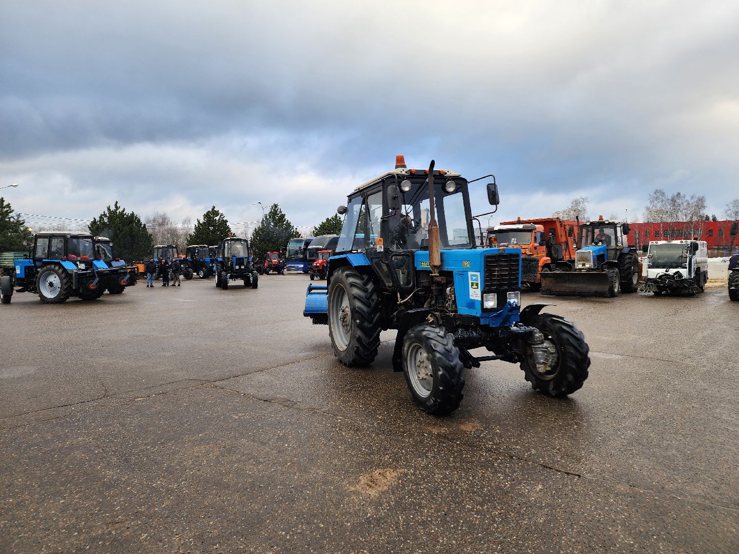 Чехов, уборочная техника, инвентарь, средства малой механизации, дворники, смотр, проверка, подготовка к весенне-летнему сезону, мбу чеховское благоустройство, глава округа михаил собакин,