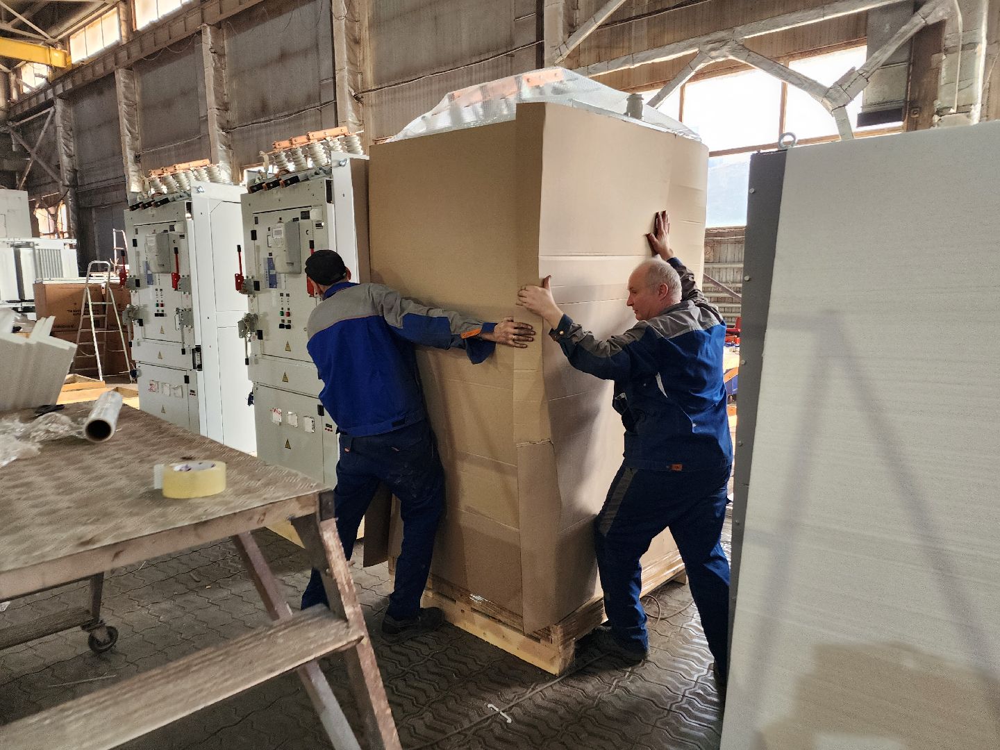 Чехов, деревня Люторецкое, завод Электрощит, производство, электротехническое оборудование, вводные распределительные устройства, новая партия, проверка, наладка, отгрузка и отправка,