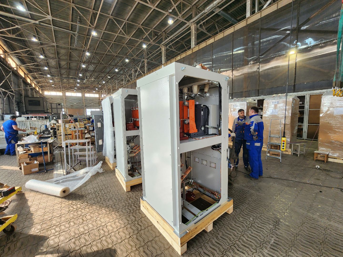 Чехов, деревня Люторецкое, завод Электрощит, производство, электротехническое оборудование, вводные распределительные устройства, новая партия, проверка, наладка, отгрузка и отправка,