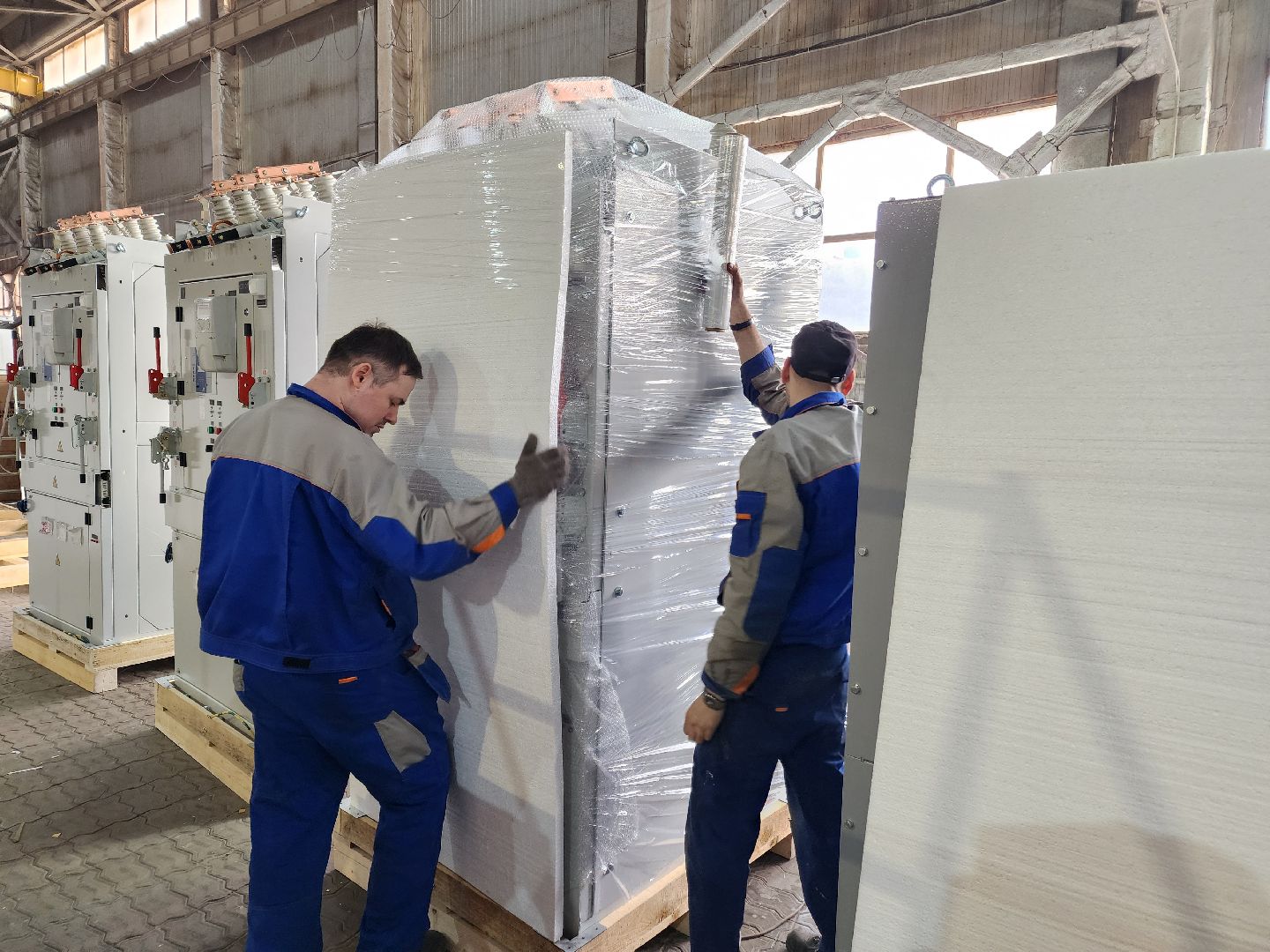 Чехов, деревня Люторецкое, завод Электрощит, производство, электротехническое оборудование, вводные распределительные устройства, новая партия, проверка, наладка, отгрузка и отправка,