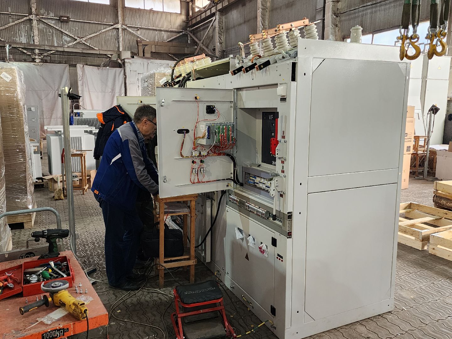 Чехов, деревня Люторецкое, завод Электрощит, производство, электротехническое оборудование, вводные распределительные устройства, новая партия, проверка, наладка, отгрузка и отправка,