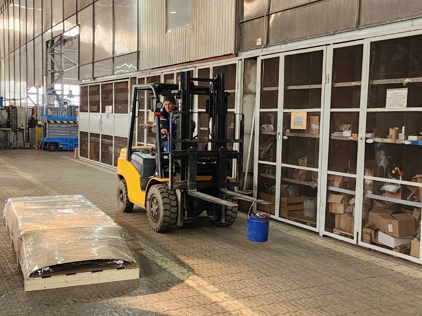 Чехов, деревня Люторецкое, завод Электрощит, производство, электротехническое оборудование, вводные распределительные устройства, новая партия, проверка, наладка, отгрузка и отправка,