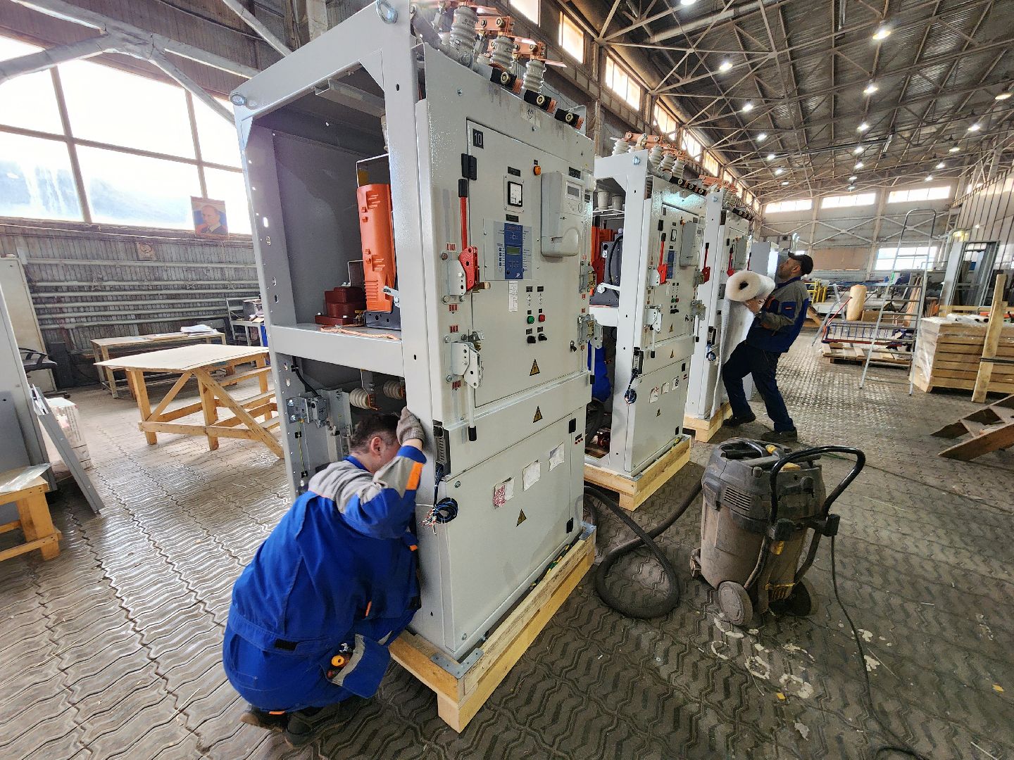 Чехов, деревня Люторецкое, завод Электрощит, производство, электротехническое оборудование, вводные распределительные устройства, новая партия, проверка, наладка, отгрузка и отправка,