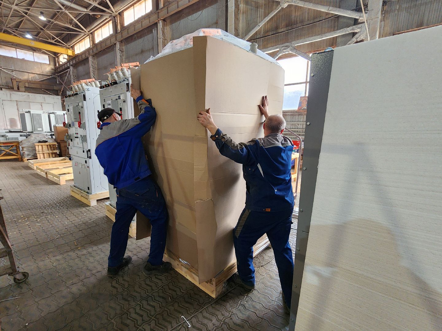 Чехов, деревня Люторецкое, завод Электрощит, производство, электротехническое оборудование, вводные распределительные устройства, новая партия, проверка, наладка, отгрузка и отправка,