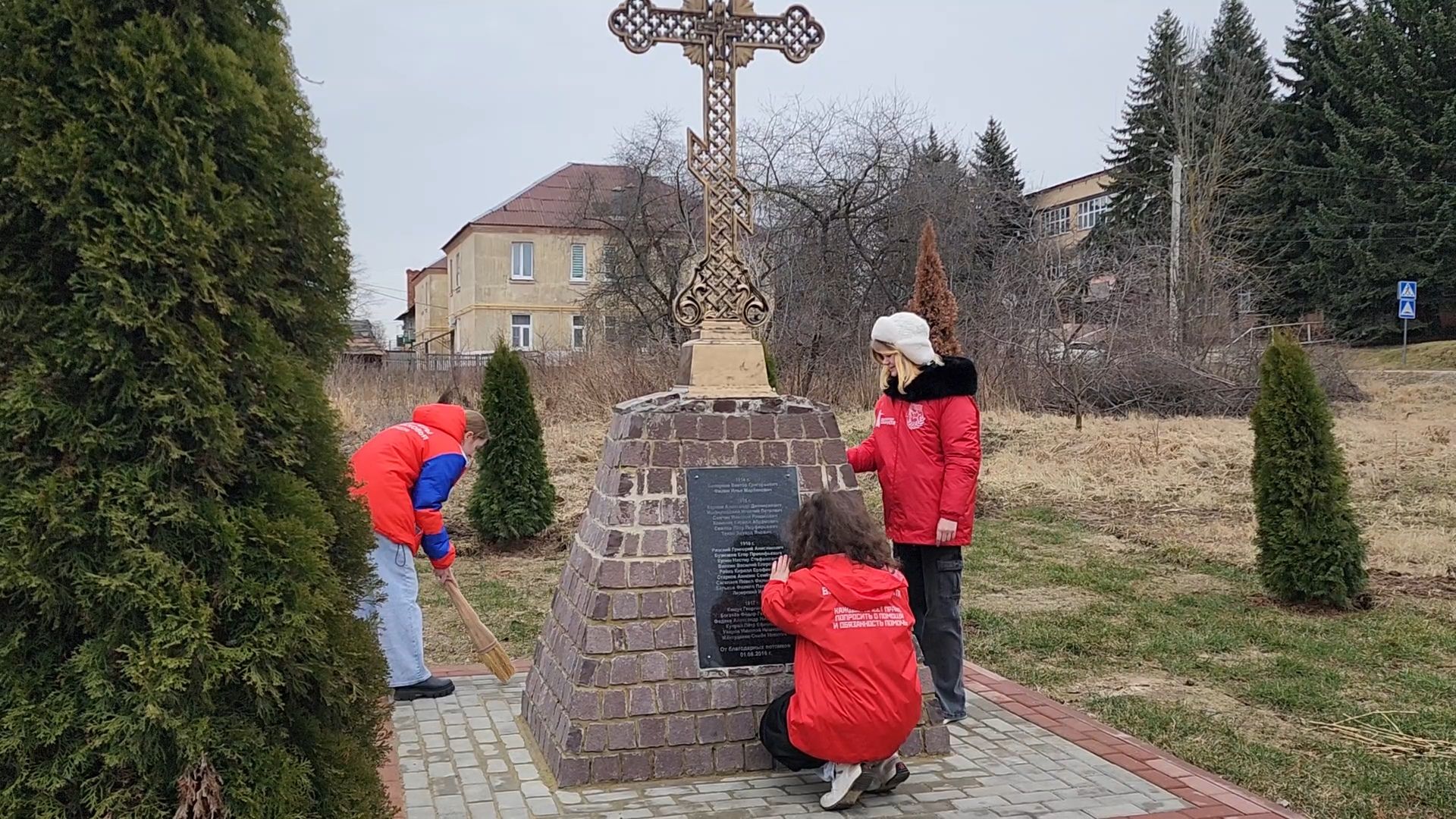 Бронницы, мемориальный парк пушкина, Волонтеры Подмосковья, Моют памятники,