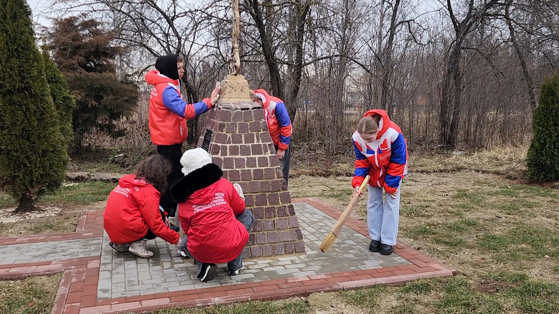 Бронницы, мемориальный парк пушкина, Волонтеры Подмосковья, Моют памятники,