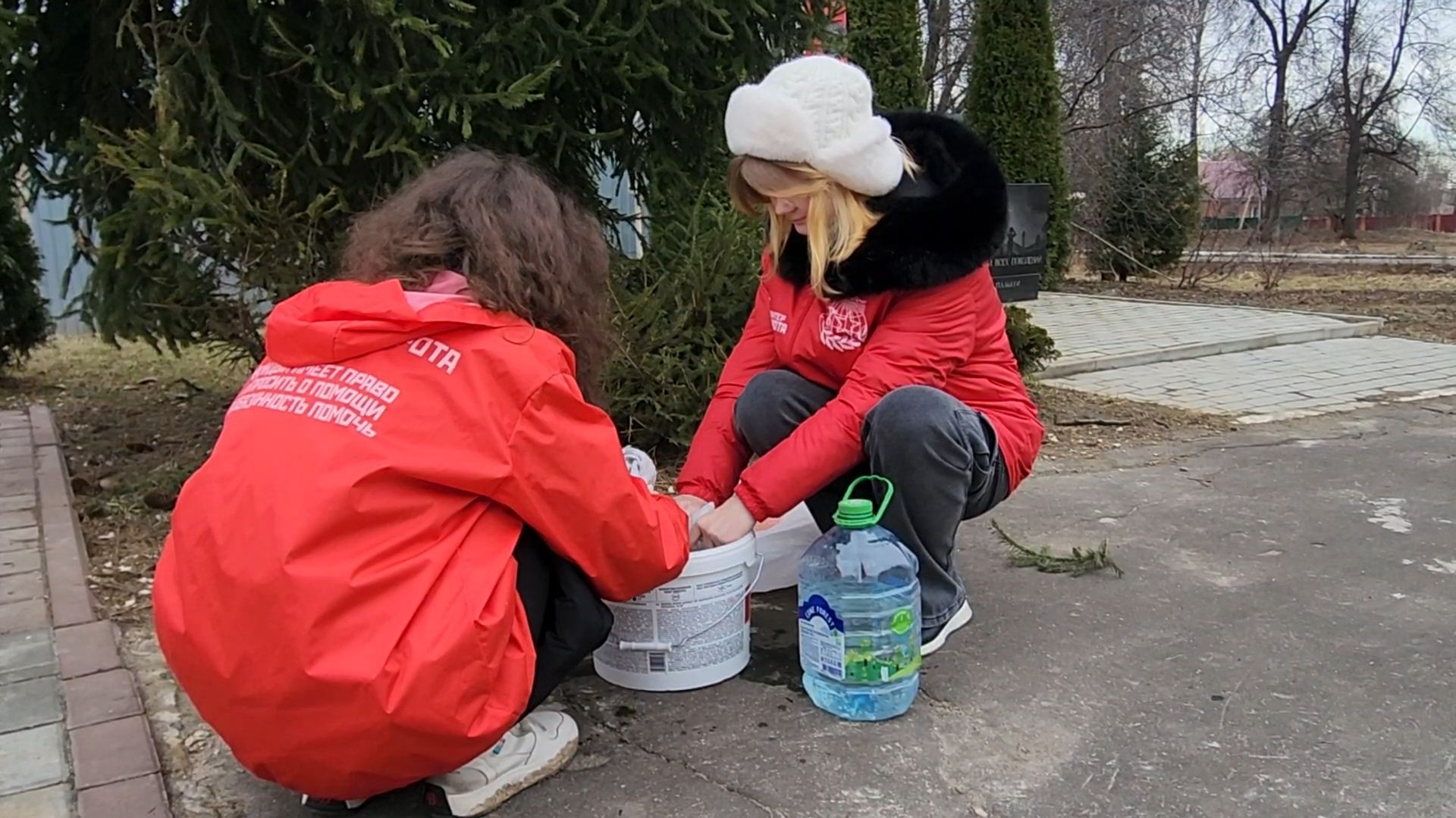 Бронницы, мемориальный парк пушкина, Волонтеры Подмосковья, Моют памятники,