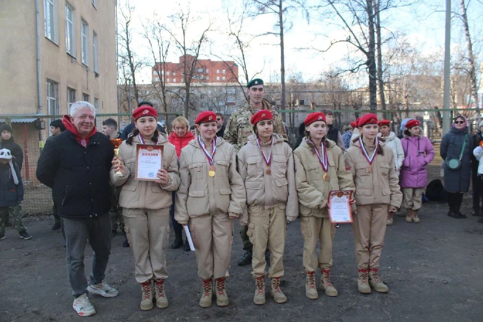 девушки в погонах, Военно-патриотическая автомат Калашников, снаряжение, костюм ОЗК, первая помощь,