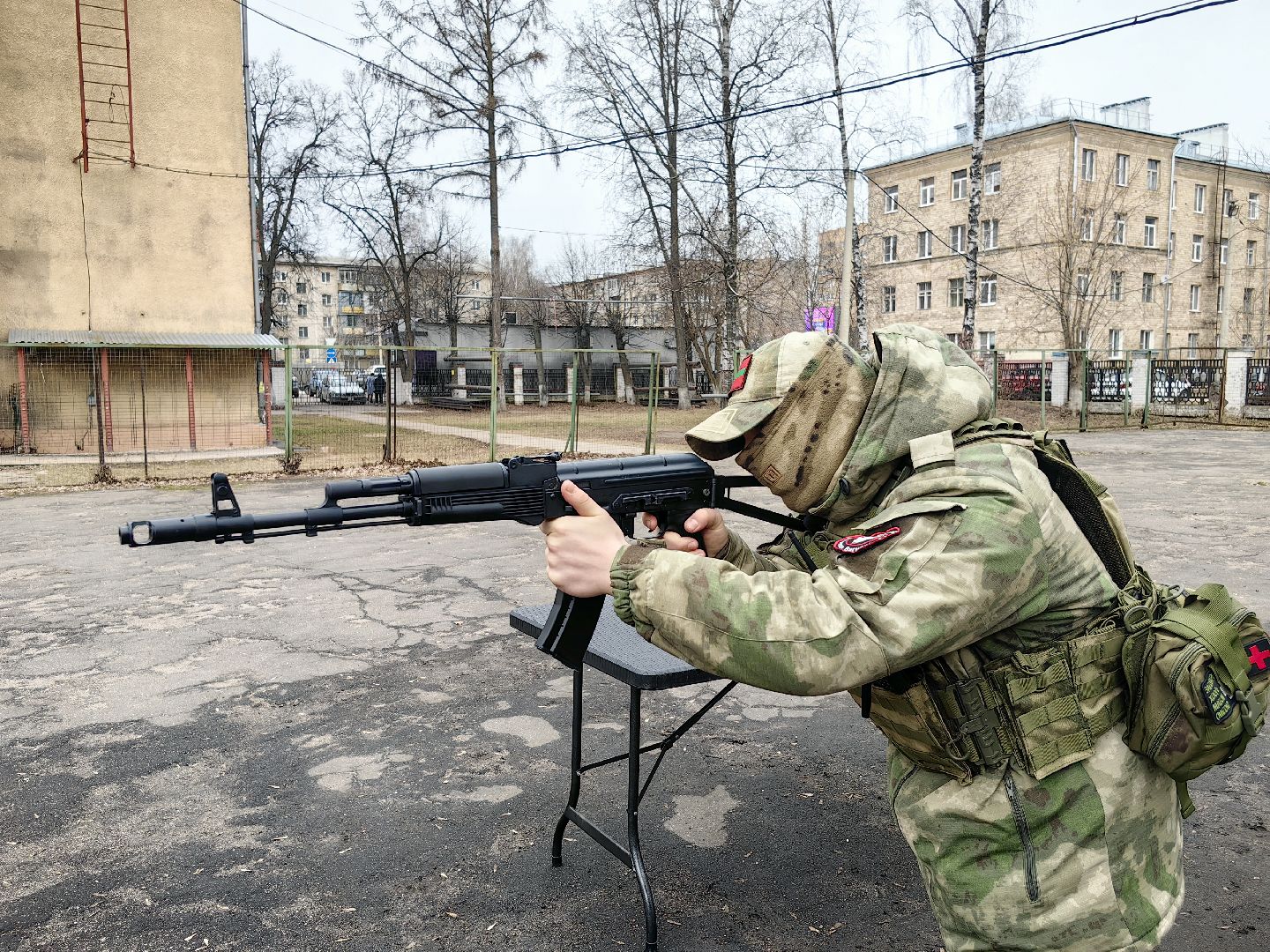 девушки в погонах, Военно-патриотическая автомат Калашников, снаряжение, костюм ОЗК, первая помощь,