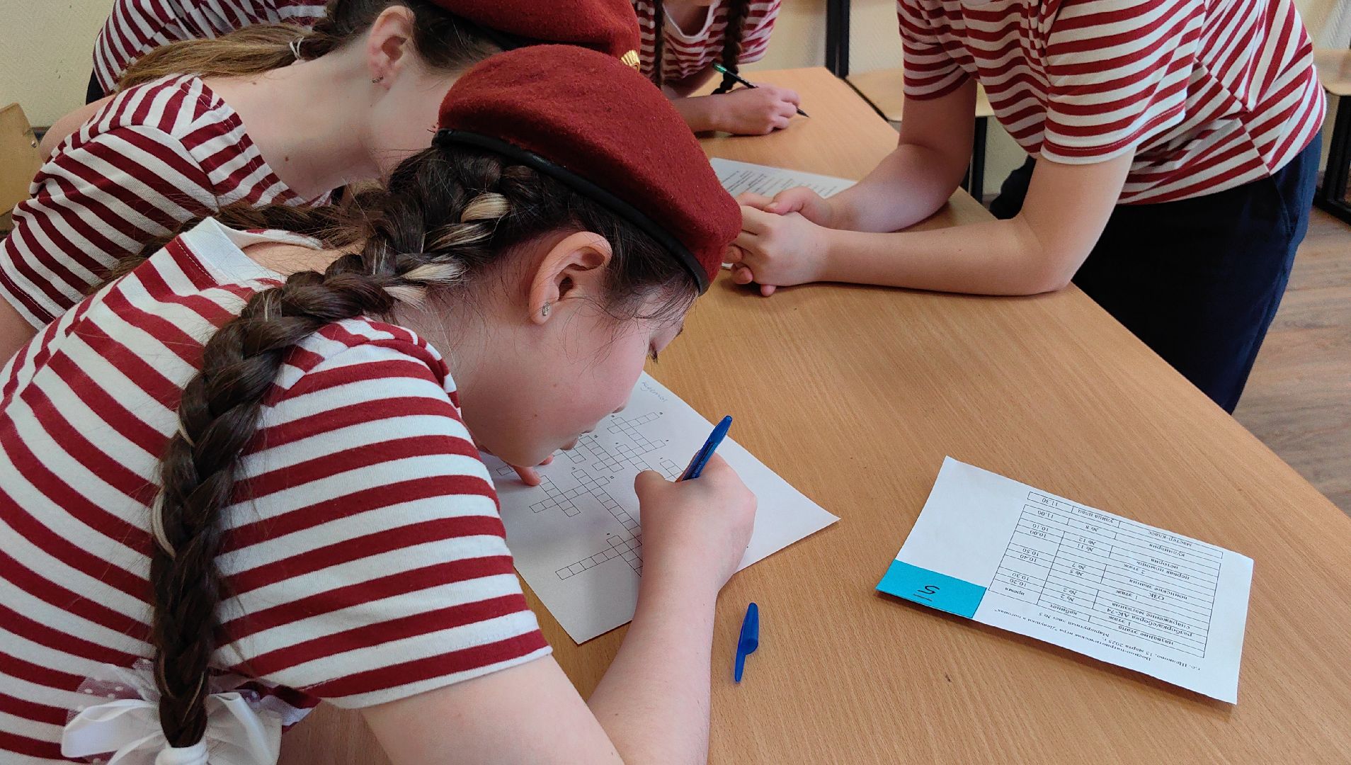 девушки в погонах, Военно-патриотическая автомат Калашников, снаряжение, костюм ОЗК, первая помощь,