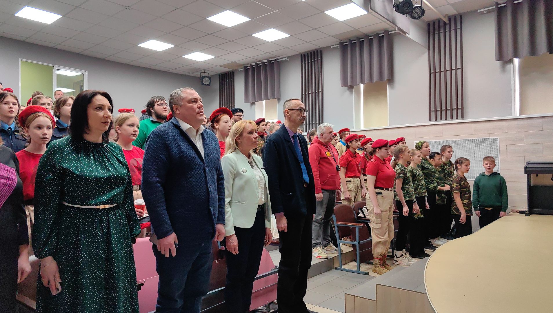 девушки в погонах, Военно-патриотическая автомат Калашников, снаряжение, костюм ОЗК, первая помощь,