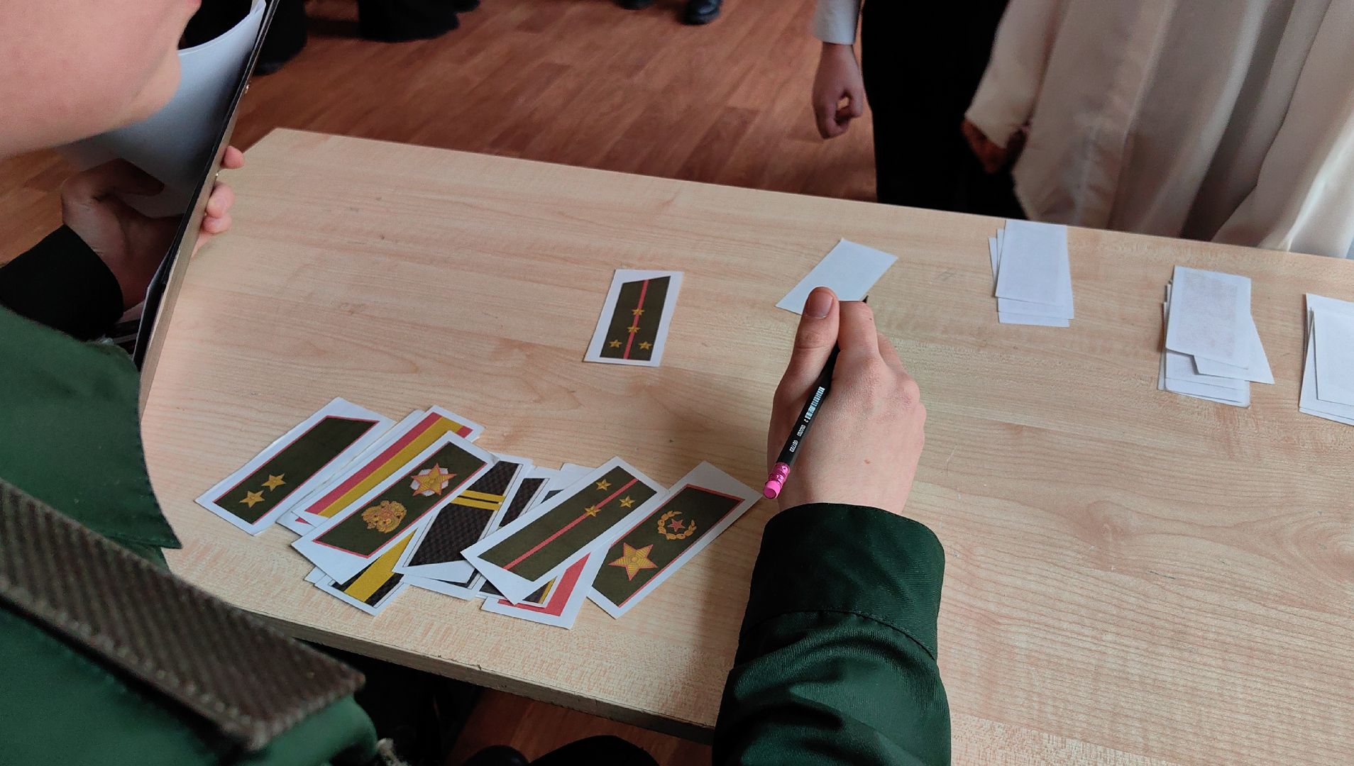 девушки в погонах, Военно-патриотическая автомат Калашников, снаряжение, костюм ОЗК, первая помощь,