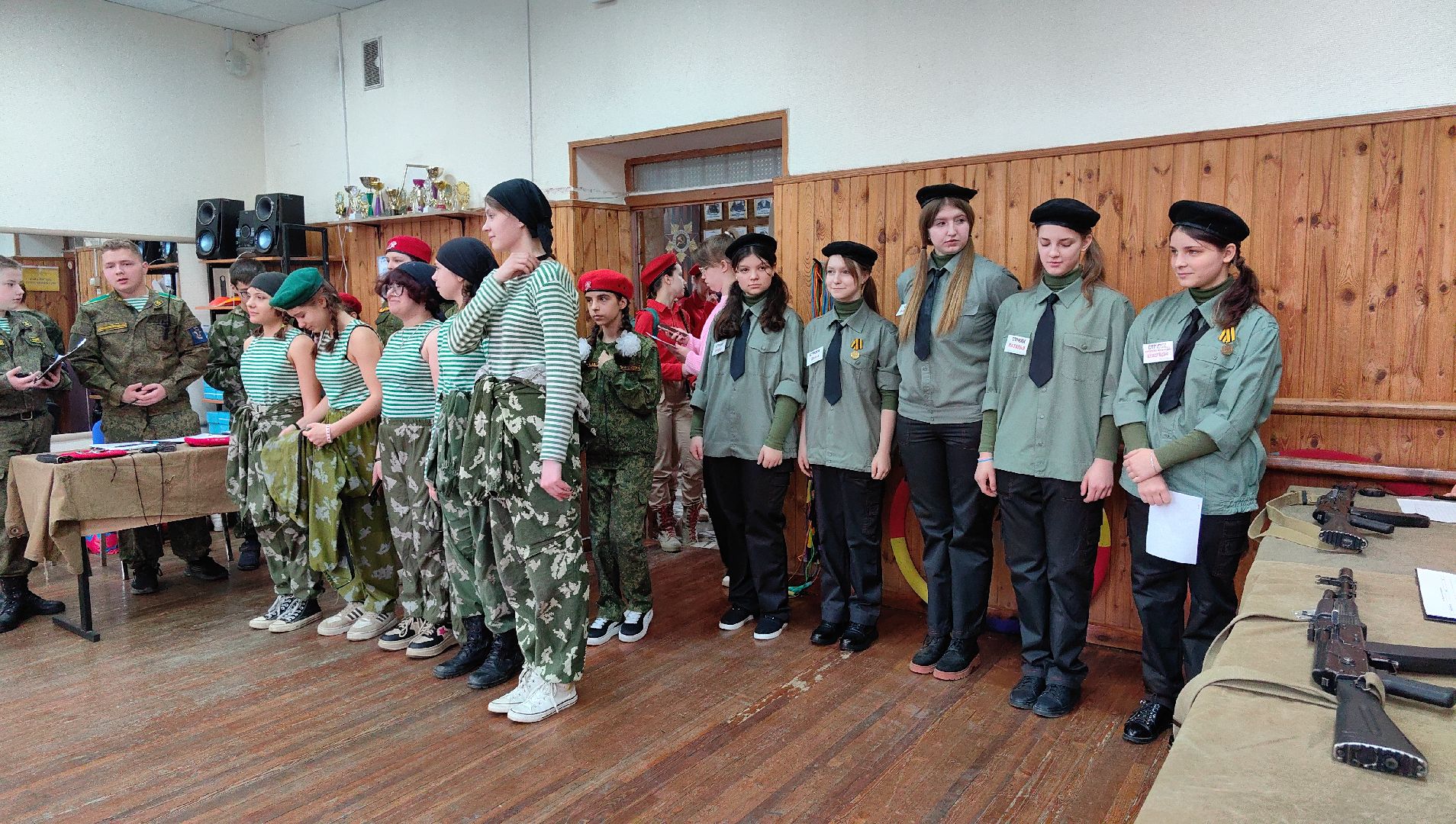 девушки в погонах, Военно-патриотическая автомат Калашников, снаряжение, костюм ОЗК, первая помощь,