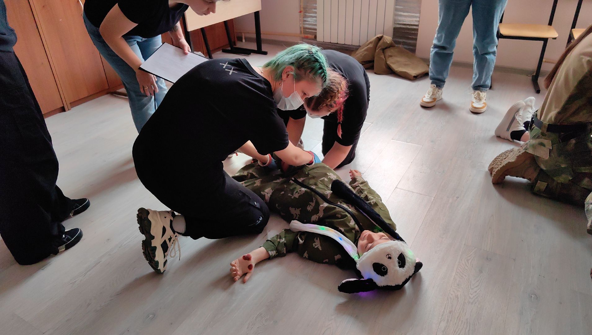 девушки в погонах, Военно-патриотическая автомат Калашников, снаряжение, костюм ОЗК, первая помощь,