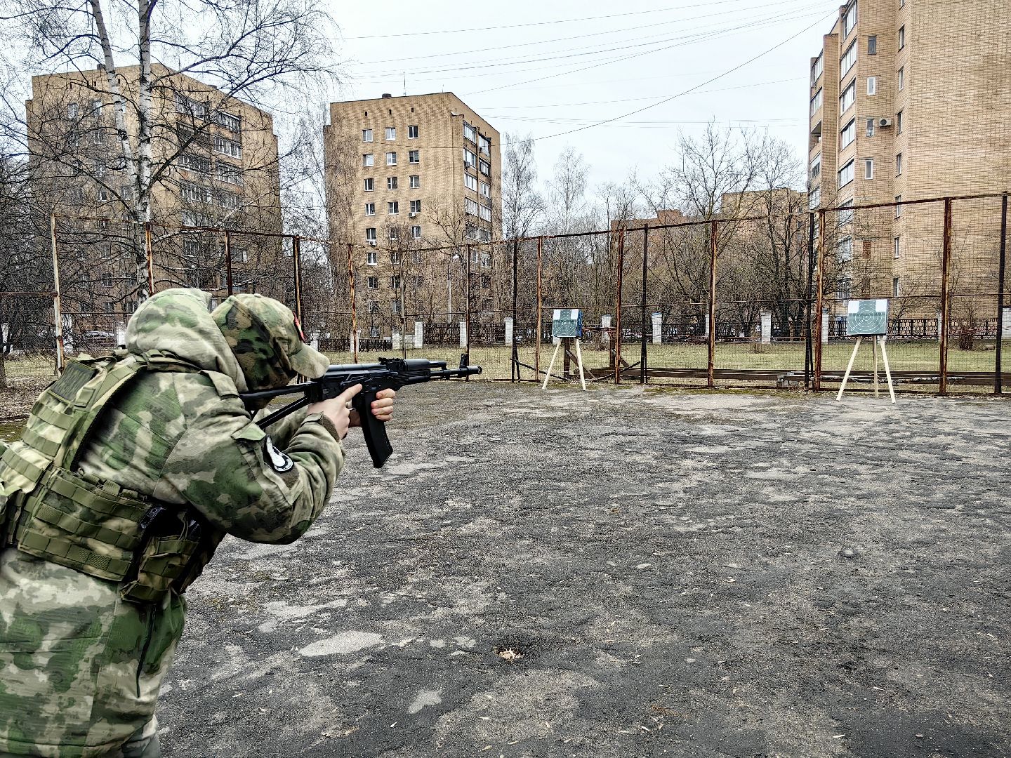 девушки в погонах, Военно-патриотическая автомат Калашников, снаряжение, костюм ОЗК, первая помощь,