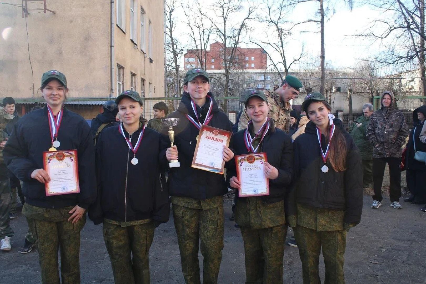 девушки в погонах, Военно-патриотическая автомат Калашников, снаряжение, костюм ОЗК, первая помощь,